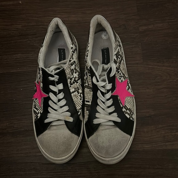 Steve Madden All Star Sneakers in snakeskin & hot pink - Size 9. - Picture 1 of 6